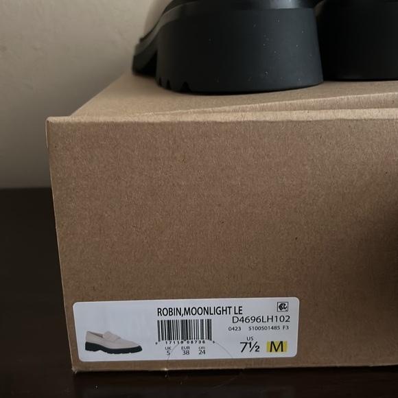 Vince Robin Loafer new in box with dustbag. Size 7.5 - Picture 6 of 6